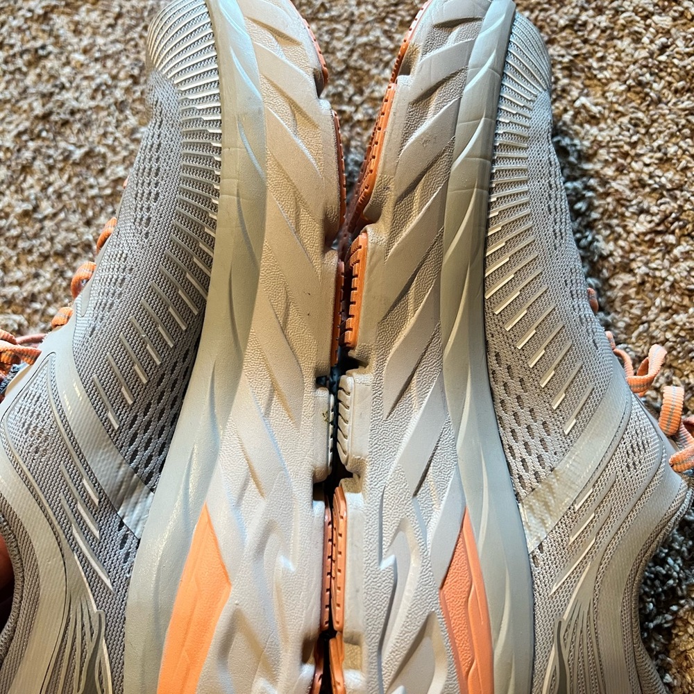 HOKA ONE ONE BONDI size 8